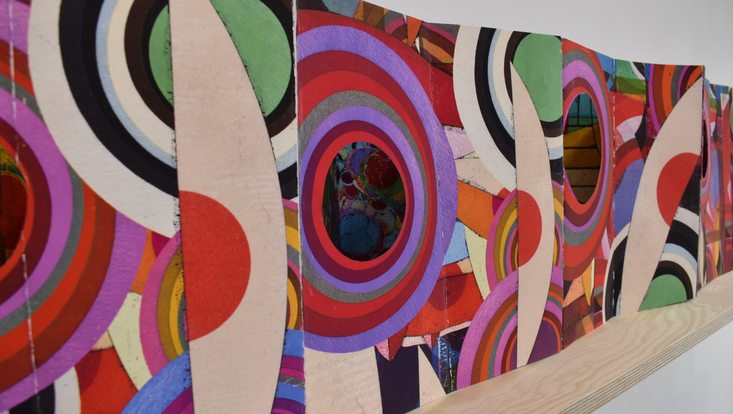 Jeanne Bischoff, Okno, Livre Leporello, technique mixte-collage, 203x30cm, Prague 2019. Vue d’exposition au CEAAC, 2020
