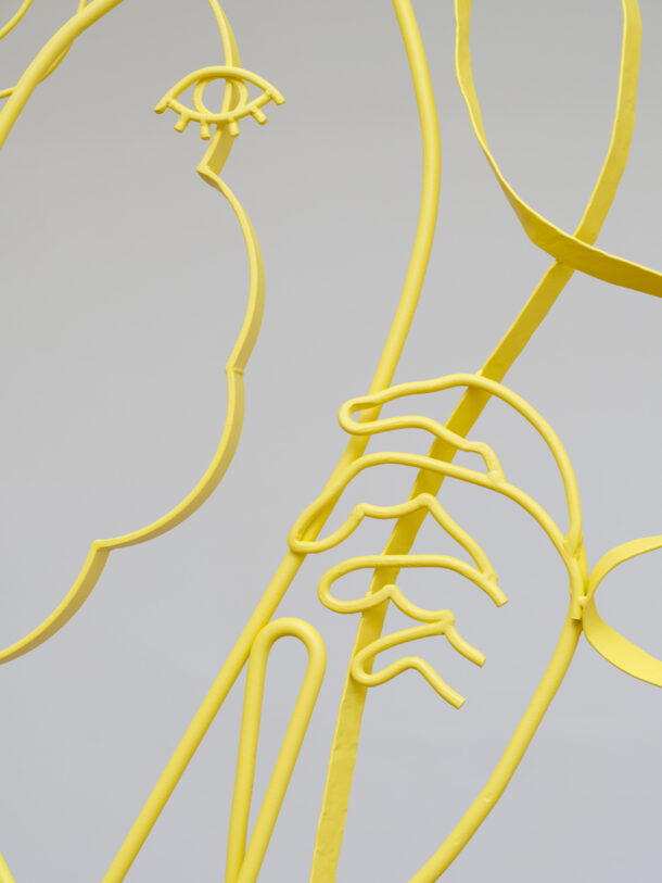 Katja Mater, Clare Noonan, Jessica Gysel, Judith Geerts, Marnie Slater, Robin Brettar, Matilda Çobanli, À L’AMITIÉ, 2026. Grilles destinées au bâtiment où habite le groupe à Molenbeek. Acier thermolaqué, bois réemployé, pieds en acier galvanisé. Dimensions variables. Courtesy des auteur·ices. Production CRAC Alsace. Photo A. Mole.